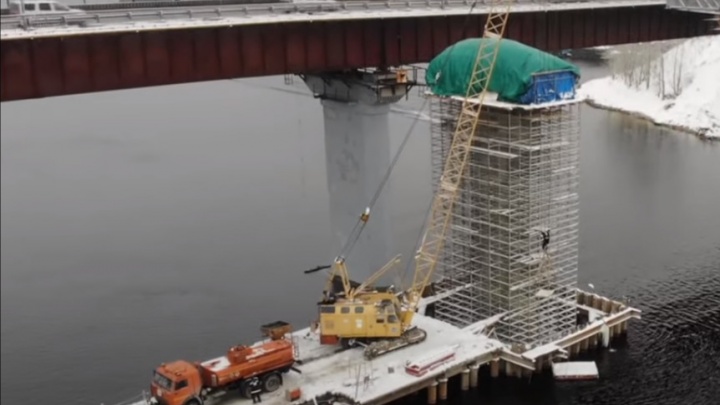 Видео: подрядчики «вырастили» центральную опору моста через Сок