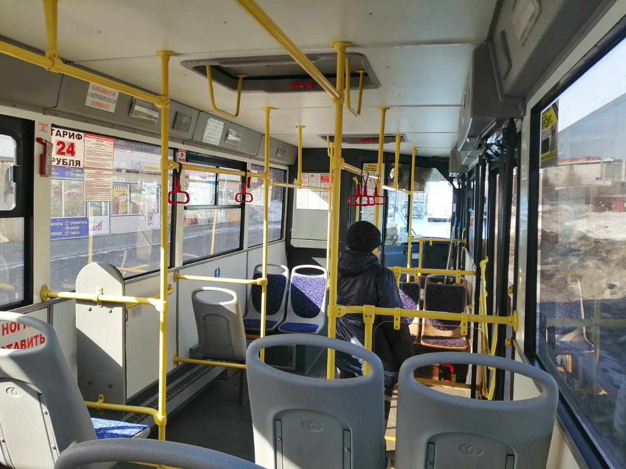 Почти все места в автобусе свободны Почти все места в автобусе свободны