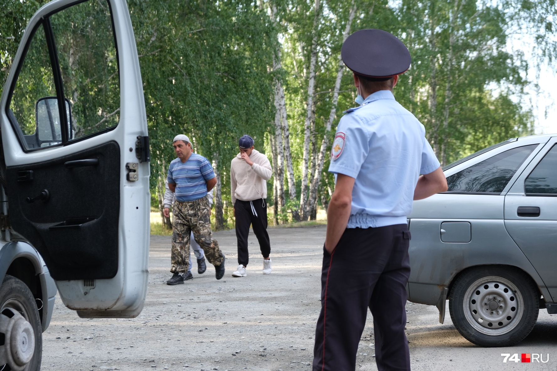 Несколько человек попытались попасть на молитву, но были остановлены Несколько человек попытались попасть на молитву, но были остановлены