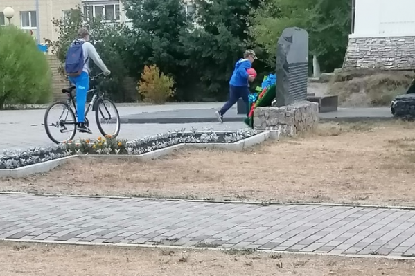 Жители Боровского написали в соцсетях, что дети пинали мяч в мемориал Жители Боровского написали в соцсетях, что дети пинали мяч в мемориал
