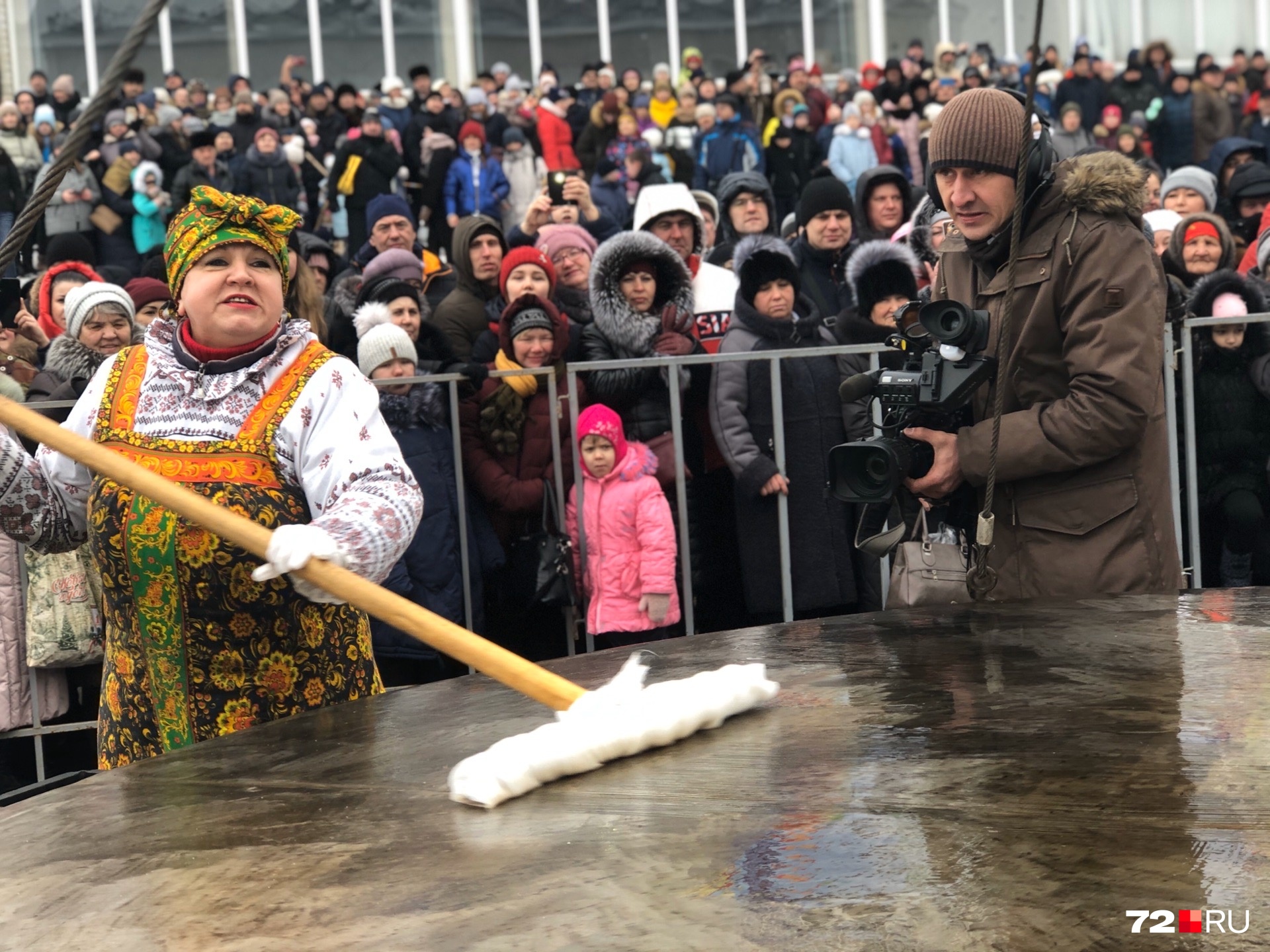 Вот как смазывают маслом огромную «сковороду» в Ялуторовске. Только представьте, сколько нужно ингредиентов, чтобы испечь трехметровый блин! Держим кулачки, чтобы в этот раз блин испекли румяным и перевернули с первого раза Вот как смазывают маслом огромную «сковороду» в Ялуторовске. Только представьте, сколько нужно ингредиентов, чтобы испечь трехметровый блин! Держим кулачки, чтобы в этот раз блин испекли румяным и перевернули с первого раза