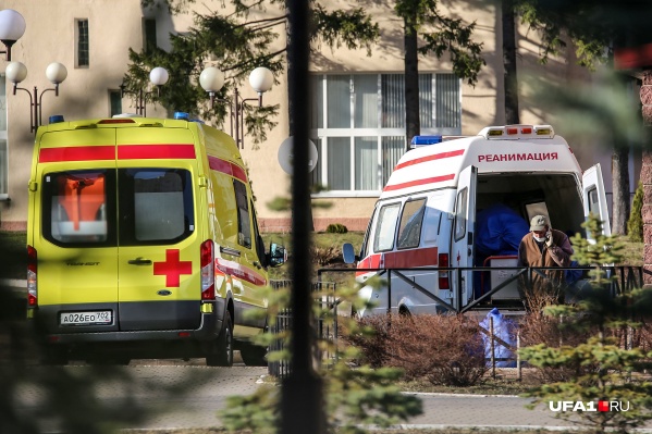 Депутат уверен, что медики должны были лечить его родственницу от коронавируса раньше Депутат уверен, что медики должны были лечить его родственницу от коронавируса раньше