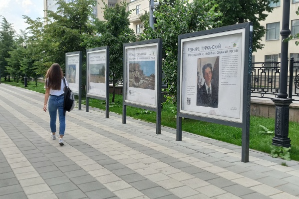 Просто прогуливаясь по проспекту Ленина, можно познакомиться с творчеством известного земляка Просто прогуливаясь по проспекту Ленина, можно познакомиться с творчеством известного земляка