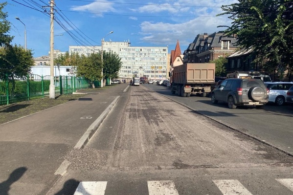 Асфальт здесь положили всего несколько недель назад Асфальт здесь положили всего несколько недель назад