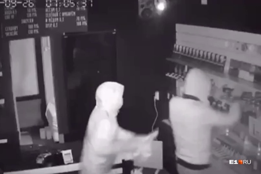 Грабители попали на камеры наблюдения Грабители попали на камеры наблюдения