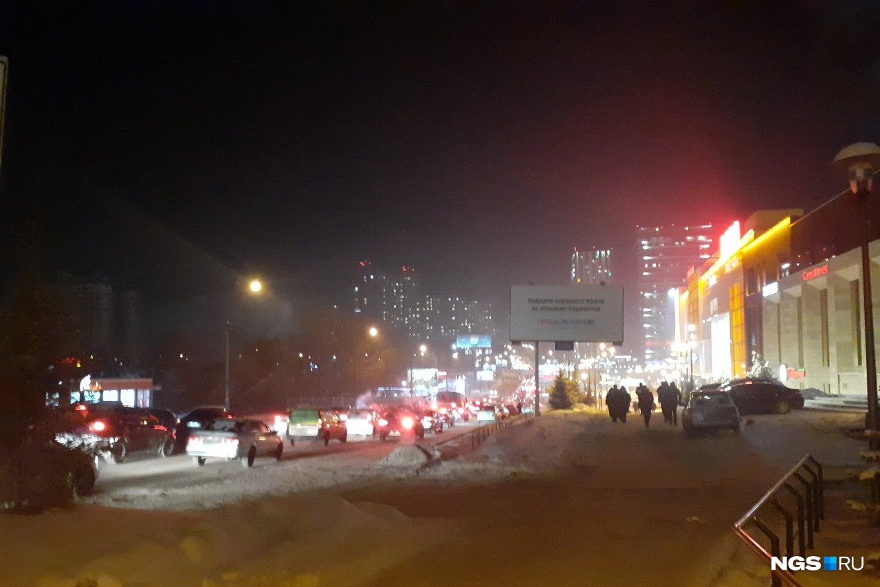 «Не видно рядом стоящий дом»: в Новосибирске резко ухудшилось качество воздуха