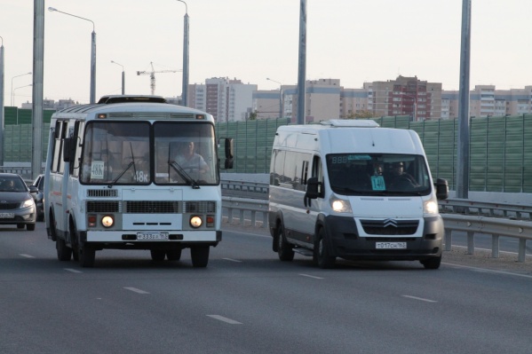 По мосту проехали и заказные автобусы По мосту проехали и заказные автобусы