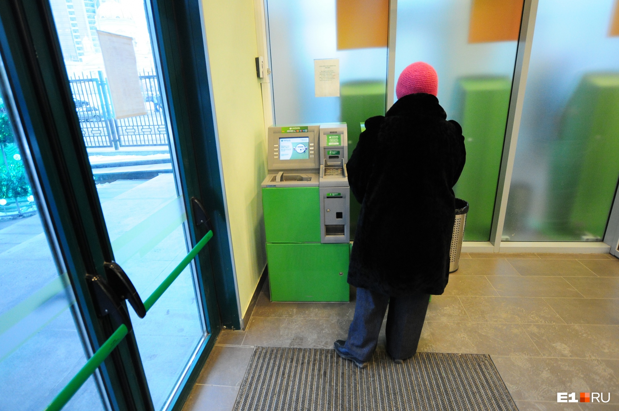 Заплатят, если доживешь: как в Екатеринбурге банки обманывают пенсионеров