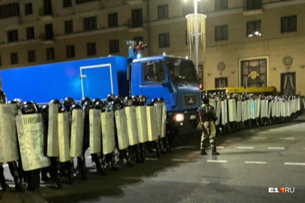 На протесты каждый день выходят жители Белоруссии и омоновцы На протесты каждый день выходят жители Белоруссии и омоновцы