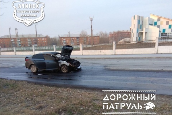 У иномарки выгорел весь моторный отсек, обошлось без пострадавших У иномарки выгорел весь моторный отсек, обошлось без пострадавших