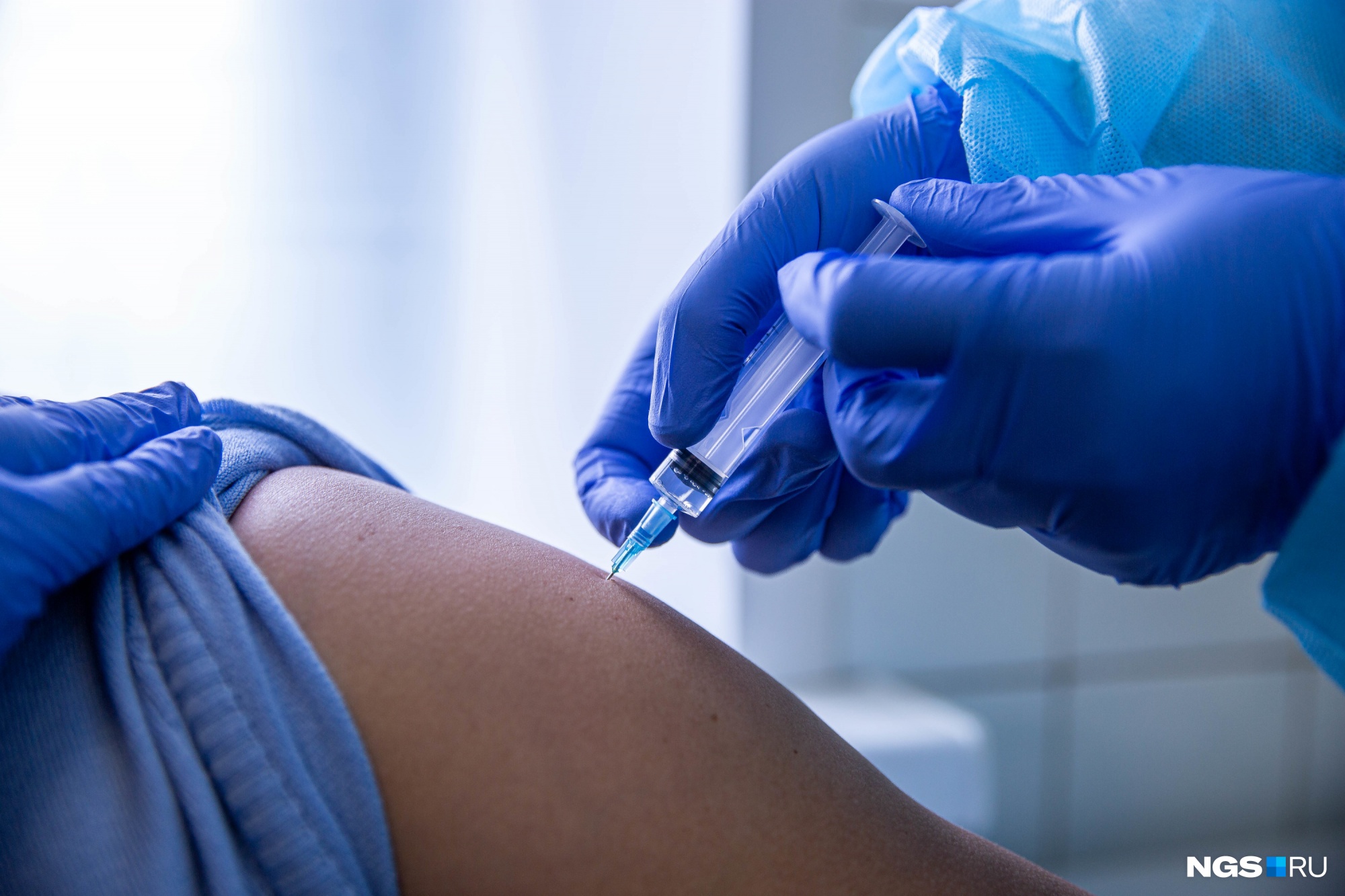 Эксперты считают, что в России могут появиться мРНК-вакцины или китайская с инактивированным вирусом (в России по такому принципу создана вакцина «КовиВак»)