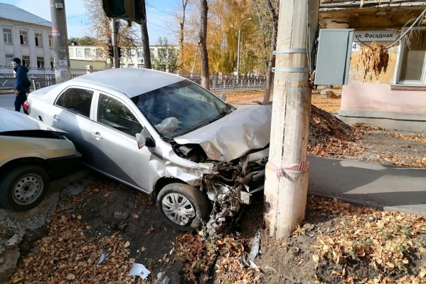Водитель «Тойоты» ничего не мог поделать в этой ситуации: удар ВАЗа, видимо, был сильным Водитель «Тойоты» ничего не мог поделать в этой ситуации: удар ВАЗа, видимо, был сильным