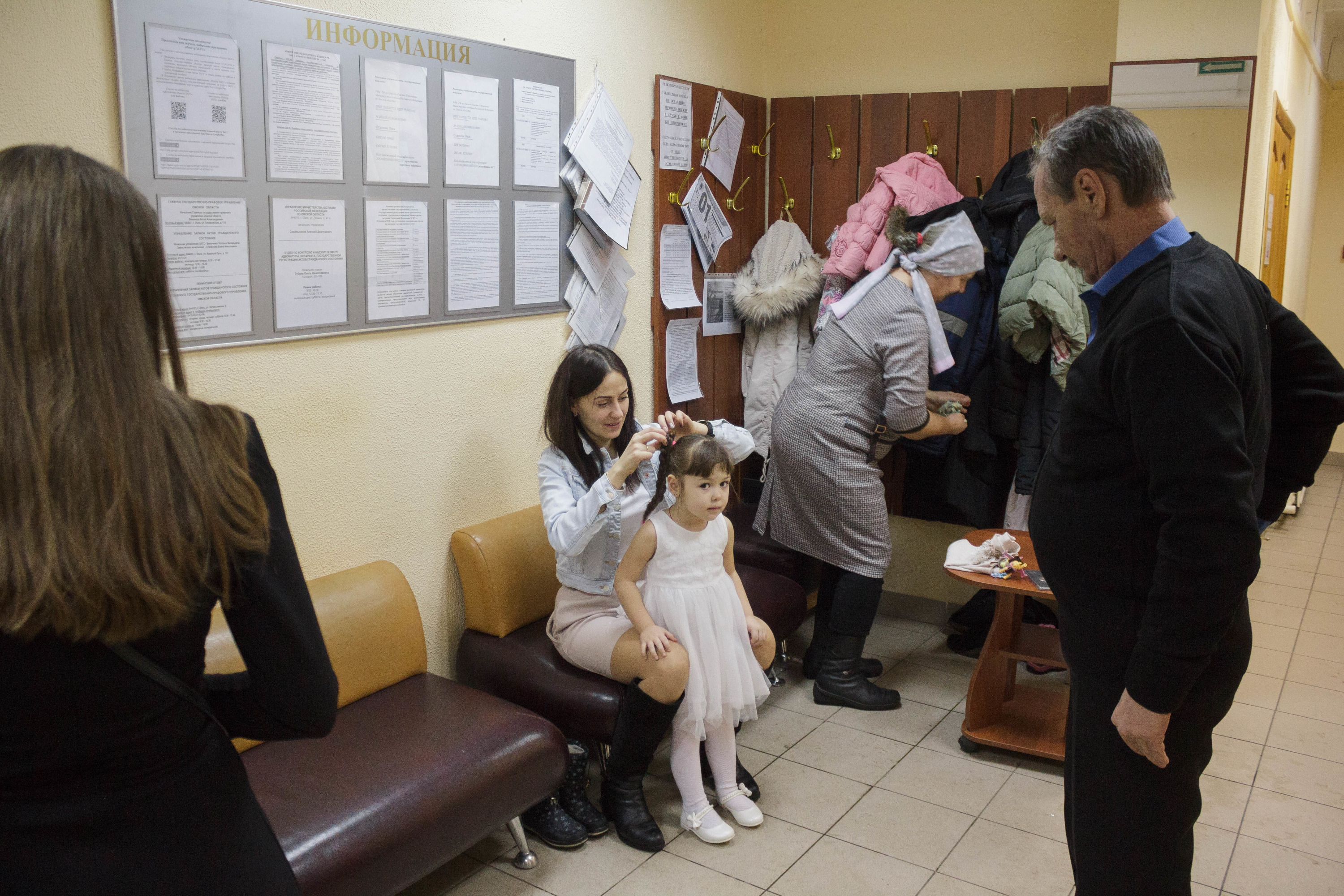 Гардероба нет, поэтому вещи приходится оставлять в коридоре или заносить с собой в зал торжеств Гардероба нет, поэтому вещи приходится оставлять в коридоре или заносить с собой в зал торжеств