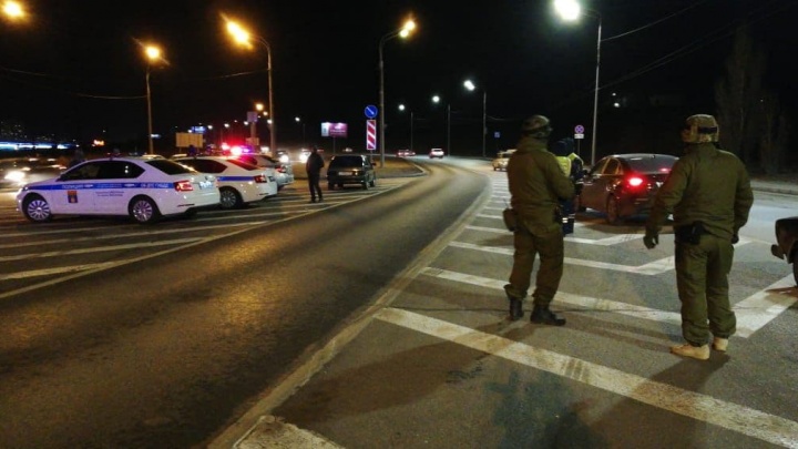 Останавливают и досматривают: ГИБДД при поддержке спецназа устроила массовые облавы на волгоградских дорогах