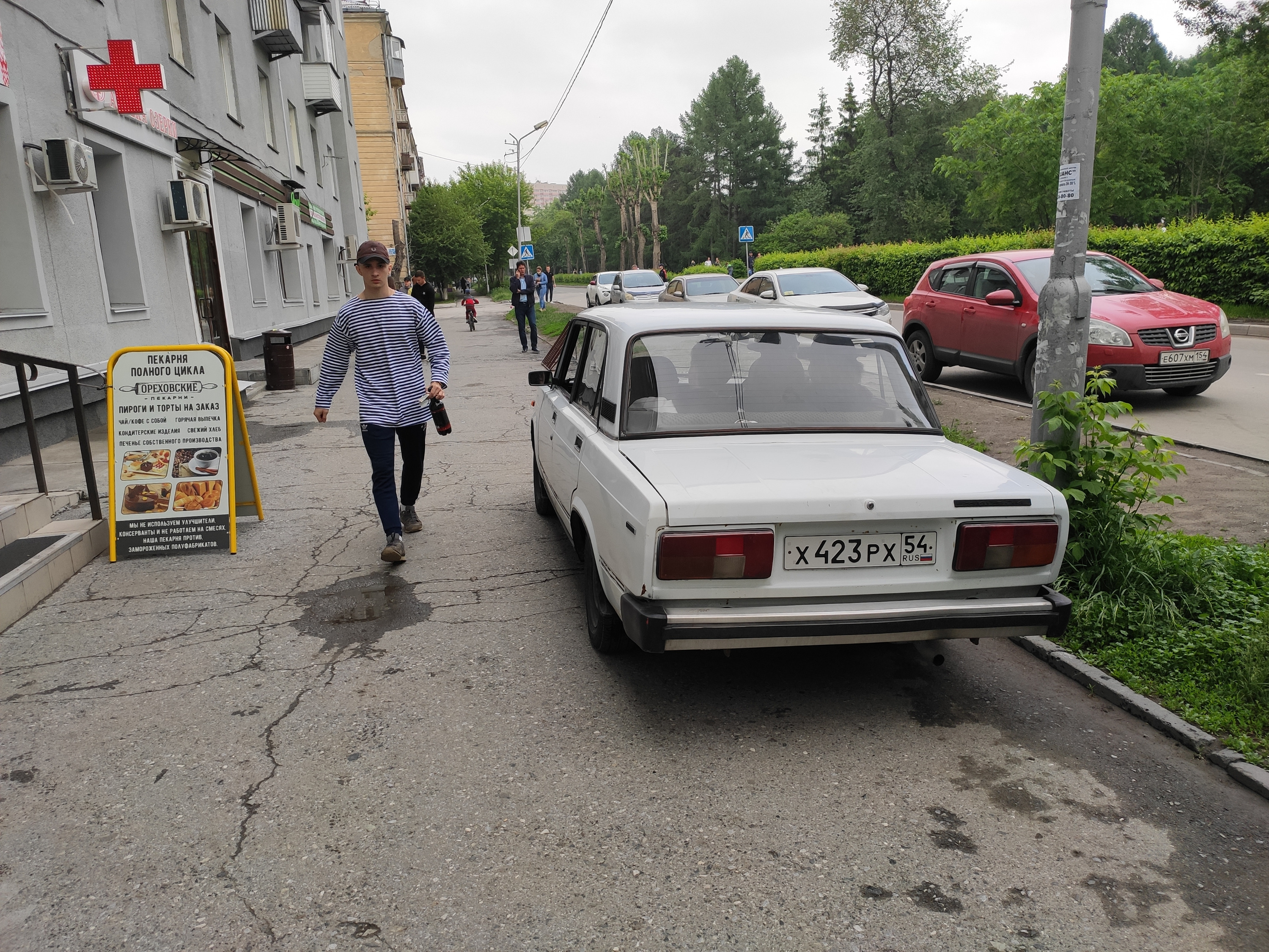 Заехал на тротуар на Пархоменко Заехал на тротуар на Пархоменко