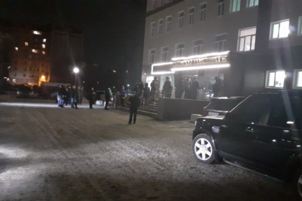 Руководство поликлиники прокомментировало ситуацию с длинными очередями людей перед входом Руководство поликлиники прокомментировало ситуацию с длинными очередями людей перед входом
