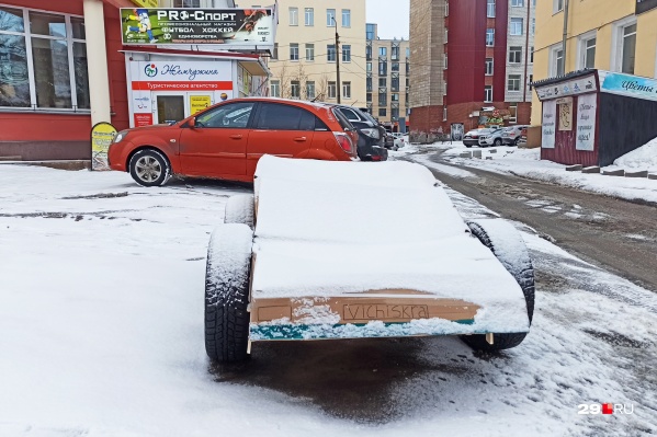 Автомобиль оставлен поперек парковки Автомобиль оставлен поперек парковки