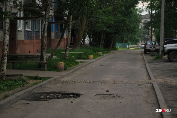 Авария произошла в зоне въезда на территорию стоянки на Ленинградском проспекте около года назад Авария произошла в зоне въезда на территорию стоянки на Ленинградском проспекте около года назад