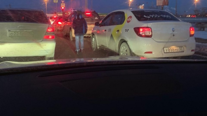 Тюменцы жалуются на назойливых школьников, протирающих фары автомобилей на перекрестке в Зареке