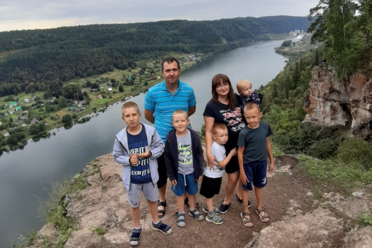 Светлана на Красных скалах вместе с детьми и родственником Станиславом Москвичевым, который помогал ей спасать Никиту