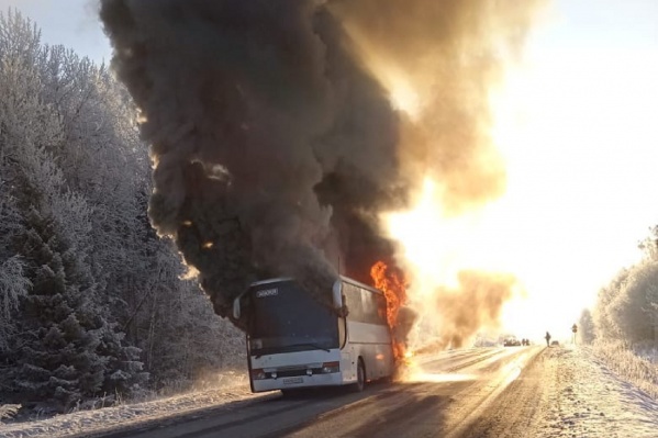 Автобус загорелся после того, как его начали чинить Автобус загорелся после того, как его начали чинить