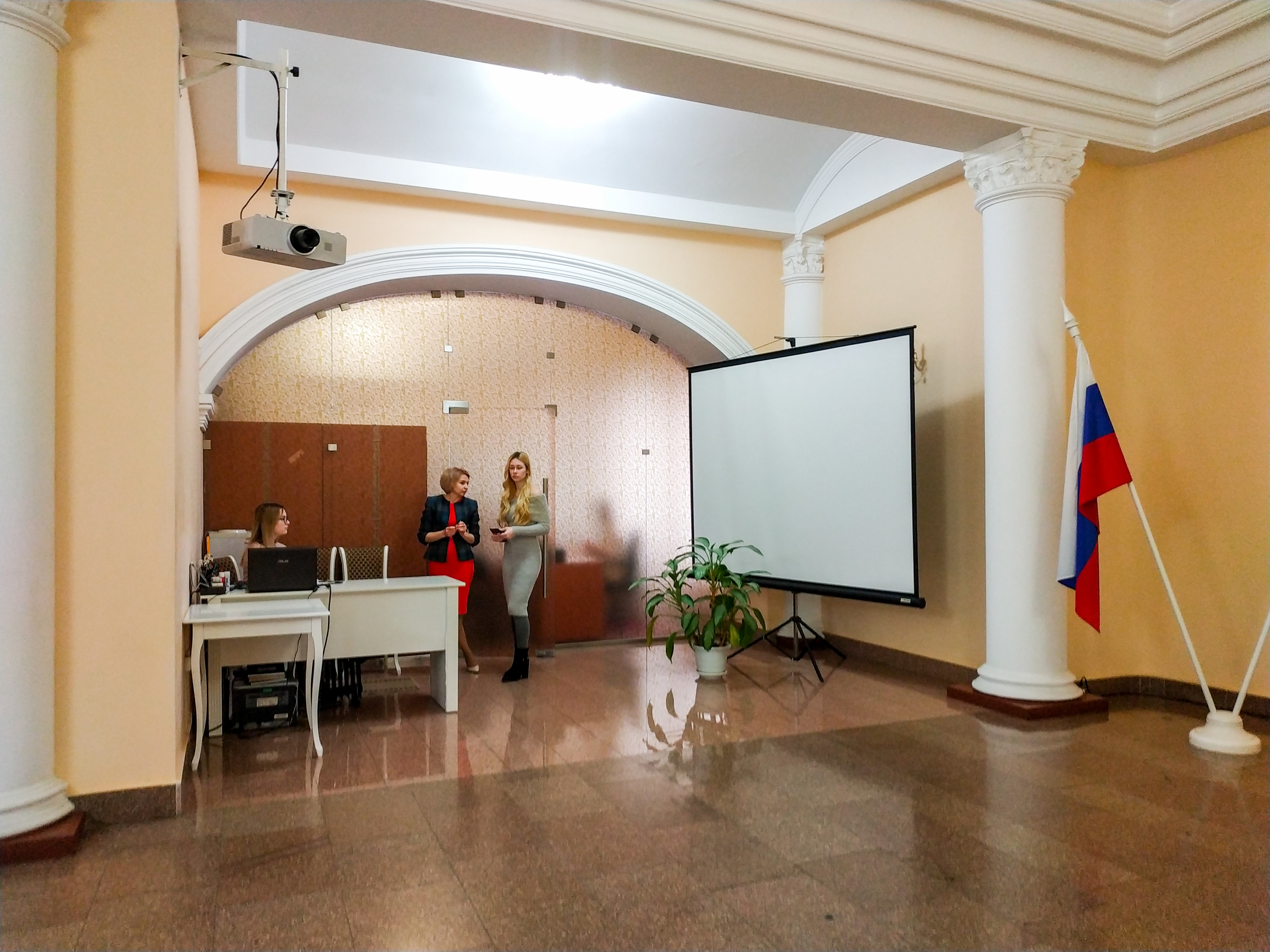 В зале есть передвижной экран для праздничных презентаций В зале есть передвижной экран для праздничных презентаций