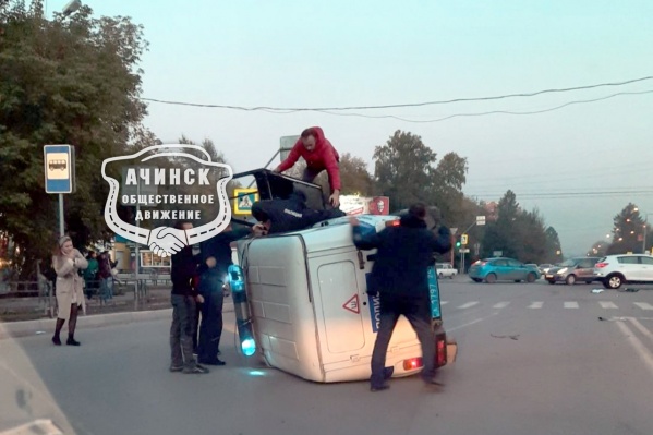 Прохожие помогли полицейским выбраться из машины Прохожие помогли полицейским выбраться из машины 