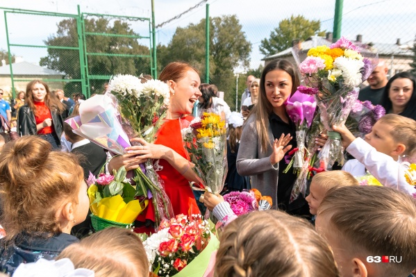 Дарить цветы учителям на День знаний — давняя традиция Дарить цветы учителям на День знаний — давняя традиция