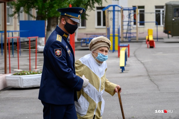 Военные приехали к ветеранам лично, чтобы поздравить с наступающим праздником Военные приехали к ветеранам лично, чтобы поздравить с наступающим праздником