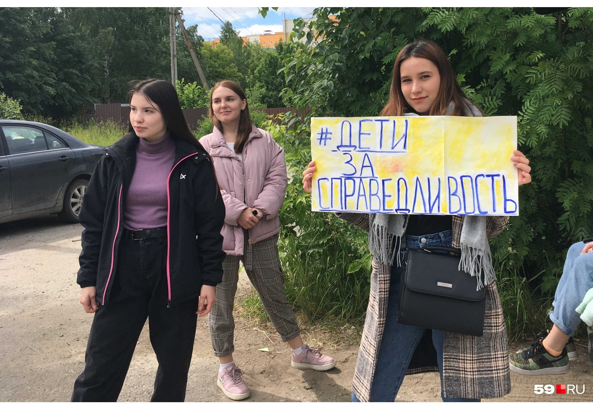 Коллеги и выпускники пермского учителя, обвиняемого в домогательстве к ученице, вышли с одиночными пикетами