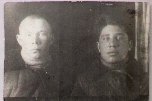 На фотографии Мидхат Файзуллин, а рядом его друг Гизятдин Морозов. Это фото сделано 19 февраля 1943 года. Им здесь по 18 лет На фотографии Мидхат Файзуллин, а рядом его друг Гизятдин Морозов. Это фото сделано 19 февраля 1943 года. Им здесь по 18 лет