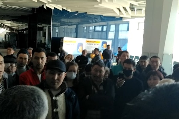 В Толмачёво застряли больше 200 жителей Киргизии В Толмачёво застряли больше 200 жителей Киргизии