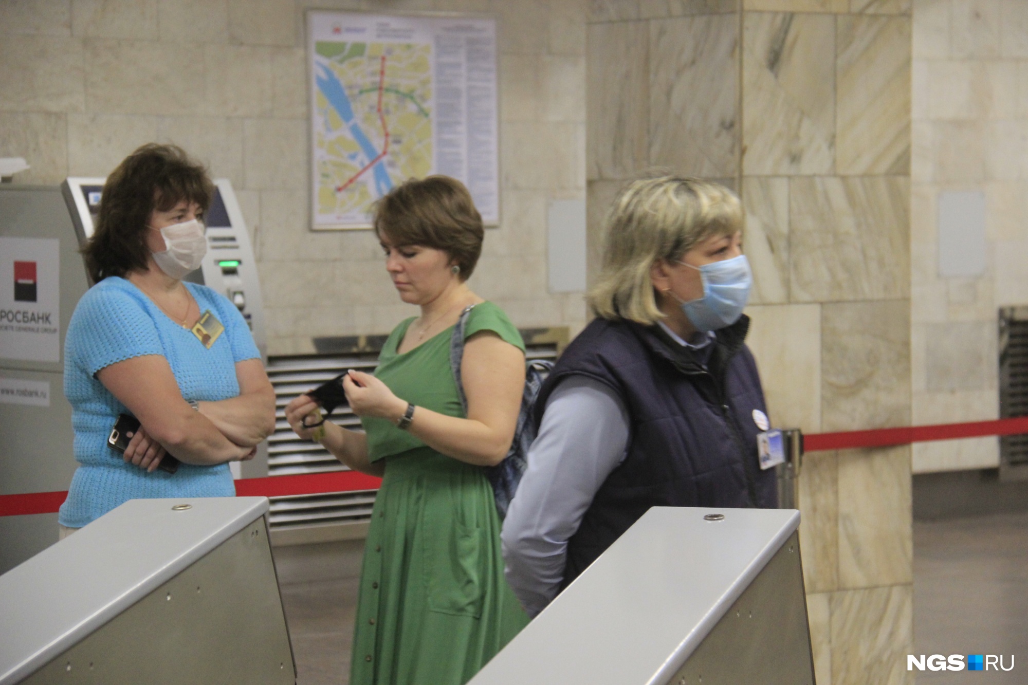 «Включают всё своё обаяние»: сотрудницы метрополитена начали убеждать пассажиров покупать маски