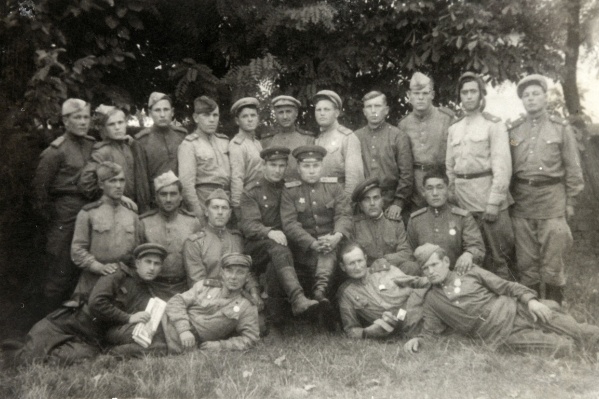 На этом снимке, сделанном в 1944-м, запечатлена 96-я танковая бригада. Эти солдаты участвовали в форсировании Днепра, Буга, Днестра и Дуная. Николай Александров здесь четвертый слева во втором ряду <br> На этом снимке, сделанном в 1944-м, запечатлена 96-я танковая бригада. Эти солдаты участвовали в форсировании Днепра, Буга, Днестра и Дуная. Николай Александров здесь четвертый слева во втором ряду <br>