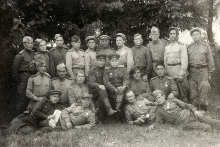 На этом снимке, сделанном в 1944-м, запечатлена 96-я танковая бригада. Эти солдаты участвовали в форсировании Днепра, Буга, Днестра и Дуная. Николай Александров здесь четвертый слева во втором ряду На этом снимке, сделанном в 1944-м, запечатлена 96-я танковая бригада. Эти солдаты участвовали в форсировании Днепра, Буга, Днестра и Дуная. Николай Александров здесь четвертый слева во втором ряду