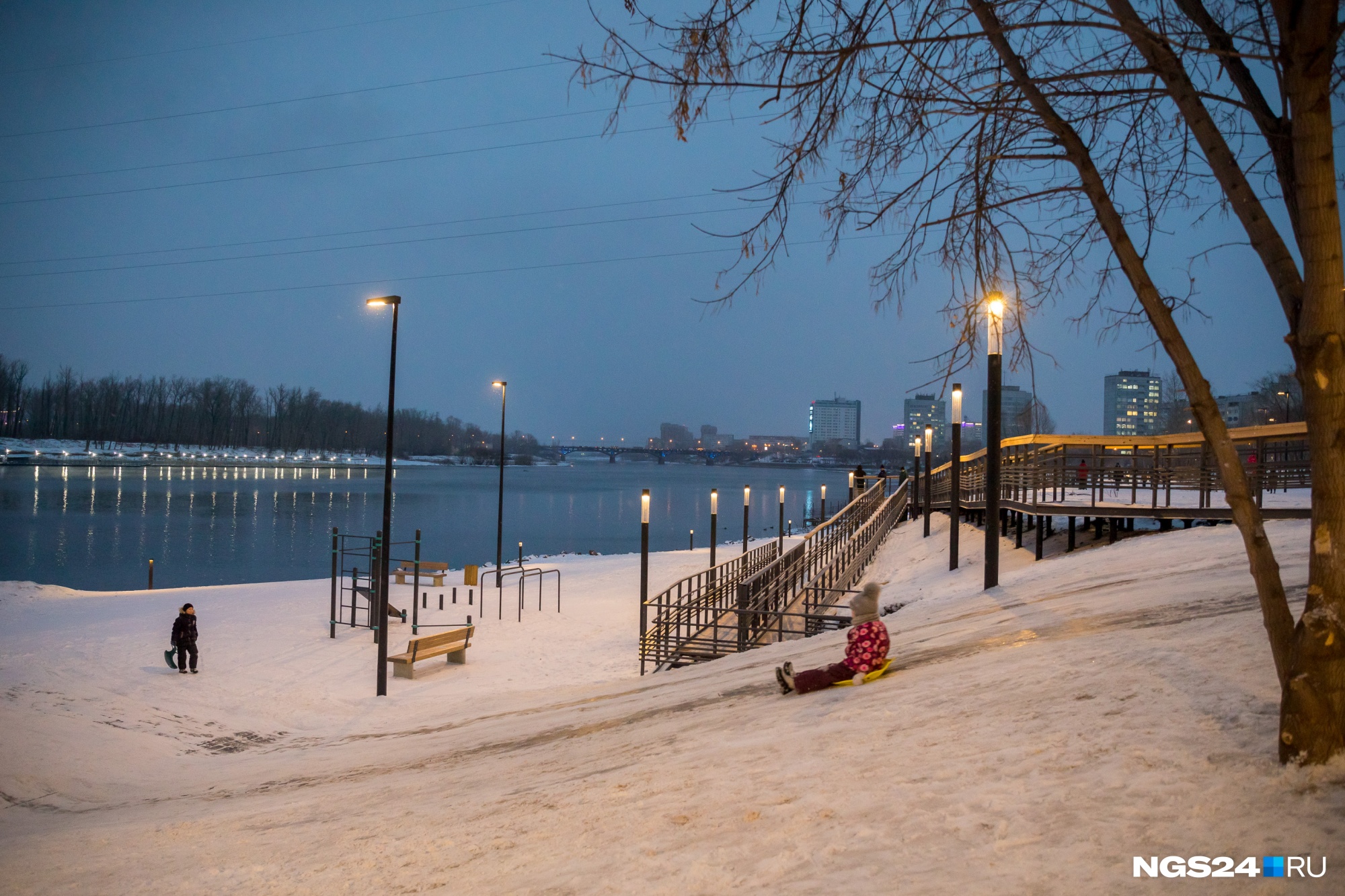В планах у подрядчика — сделать здесь безопасную горку В планах у подрядчика — сделать здесь безопасную горку