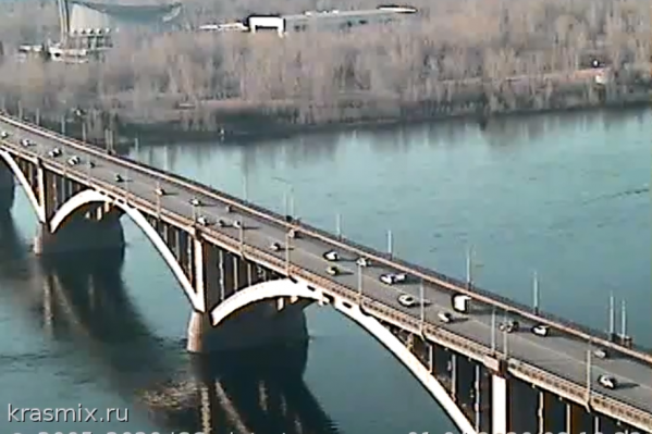 Коммунальный мост рано утром Коммунальный мост рано утром