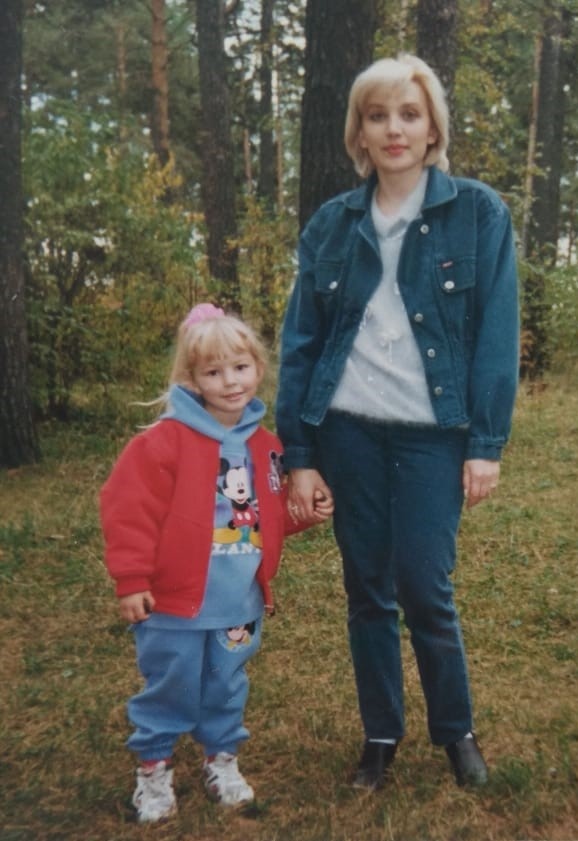 Слева на этом фото — обозреватель НГС Мария Тищенко. Фото сделано в 1996 или 1997 году. На костюме Марии — Микки Маус. Сейчас, когда прошло больше 20 лет, на детской одежде чаще изображают героев комиксов Слева на этом фото — обозреватель НГС Мария Тищенко. Фото сделано в 1996 или 1997 году. На костюме Марии — Микки Маус. Сейчас, когда прошло больше 20 лет, на детской одежде чаще изображают героев комиксов
