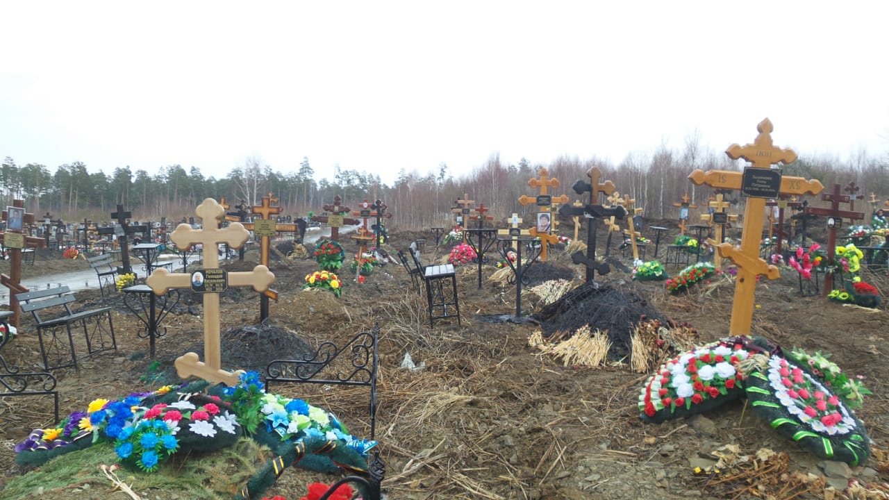 Полиция ищет вандалов, которые подожгли на Лесном кладбище 68 могил