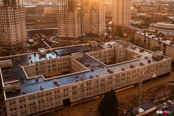 Школа находится рядом с ЖК «Арсенал» Школа находится рядом с ЖК «Арсенал»