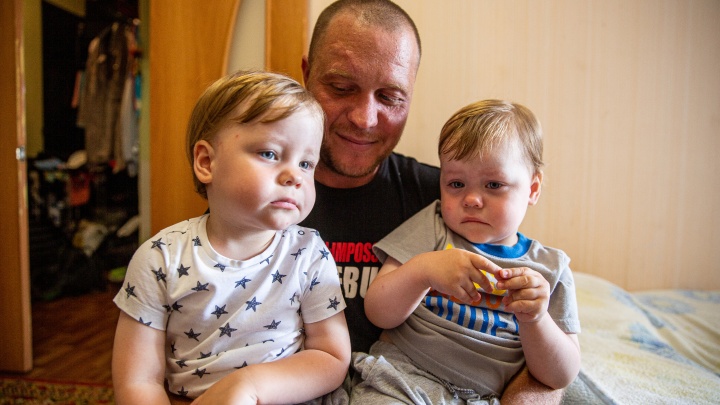 Один с тремя детьми. История сильного духом папы из Новосибирска