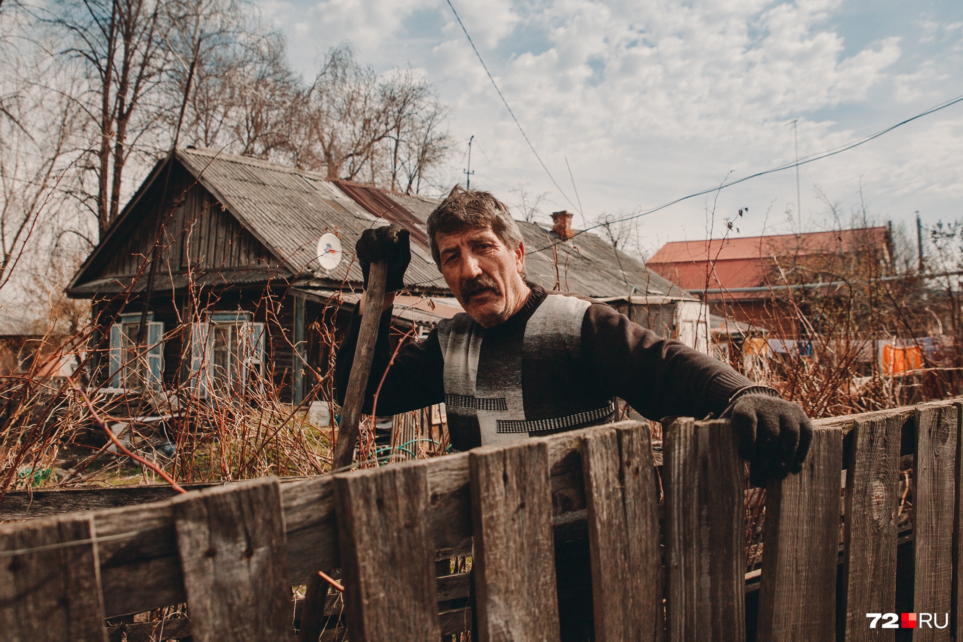 Саркис приехал в Тюмень из Армении. После 15 лет работы на комбинате вышел на пенсию. В свободное время занимается огородом Саркис приехал в Тюмень из Армении. После 15 лет работы на комбинате вышел на пенсию. В свободное время занимается огородом