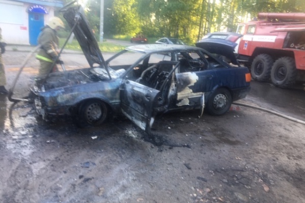 Огонь полностью уничтожил «Ауди» Огонь полностью уничтожил «Ауди»