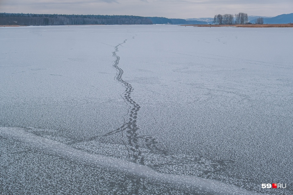 Лед на Каме осенью и весной непрочный, по нему можно передвигаться только пешком, но и это опасно