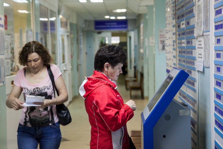 С документами нужно прийти в поликлинику, к которой вы хотите приписаться<br>