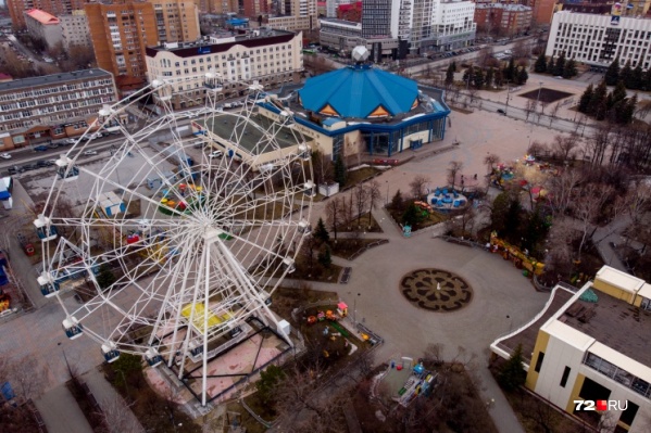 Улицы города опустели, но не совсем Улицы города опустели, но не совсем