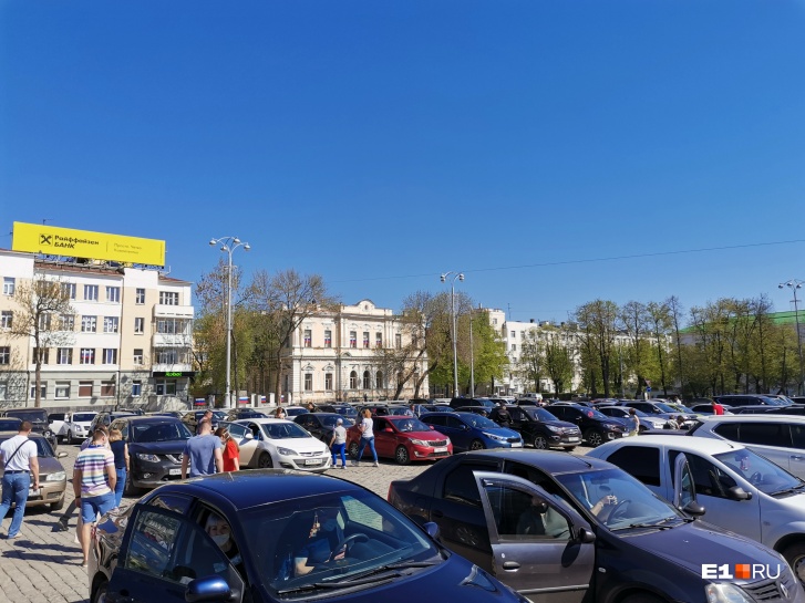 На парковке было много машин На парковке было много машин
