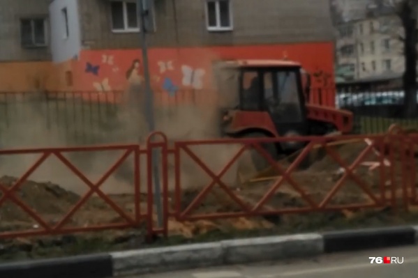 Такую «уборку» коммунальщики устроили на улице Володарского Такую «уборку» коммунальщики устроили на улице Володарского