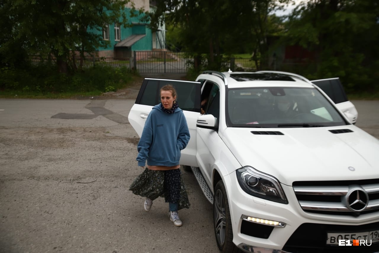 В полицию Собчак приехала на Mercedes В полицию Собчак приехала на Mercedes