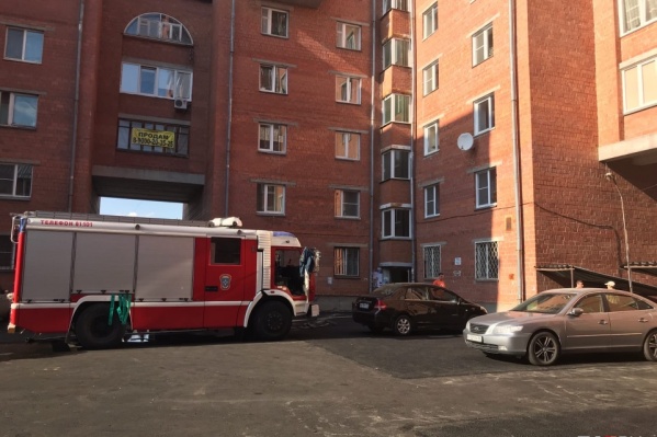 Трагедия произошла в кирпичной многоэтажке в поселке <nobr class="_">Мелькомбинат-2</nobr> осенью прошлого года Трагедия произошла в кирпичной многоэтажке в поселке <nobr class="_">Мелькомбинат-2</nobr> осенью прошлого года